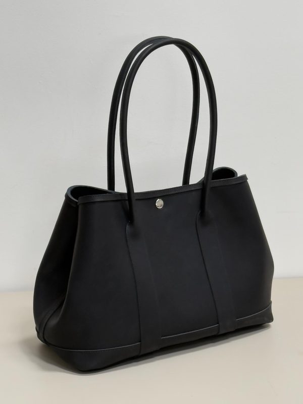 Audrey sample with a shoulder strap in black boot leather
